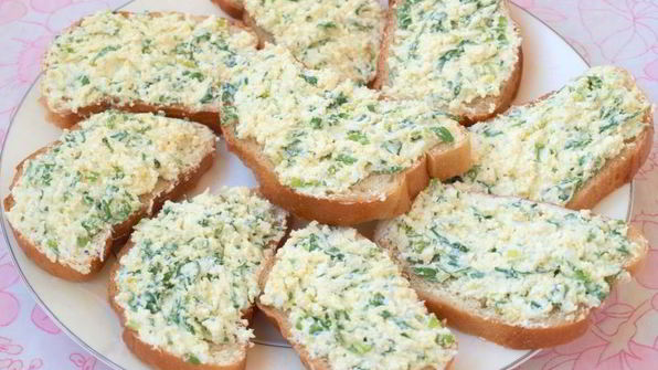 бутерброды с творогом, яйцом и черемшой