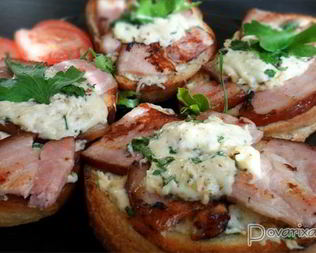 Бутерброды с жареной ветчиной, сыром и орехами