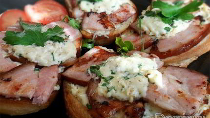 Бутерброды с жареной ветчиной, сыром и орехами