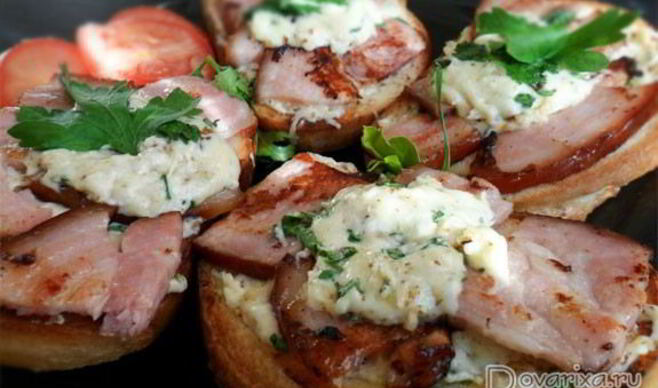 Бутерброды с жареной ветчиной, сыром и орехами