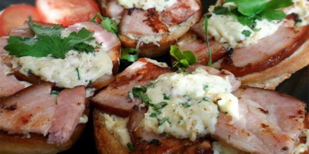 Рецепт бутерброды с жареной ветчиной, сыром и орехами