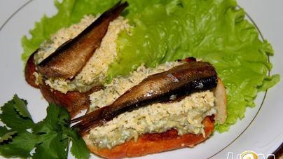 Бутерброды со шпротами и авокадо