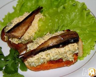 Бутерброды со шпротами и авокадо