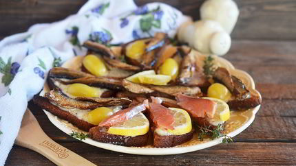 Бутерброды со шпротами и копченой семгой