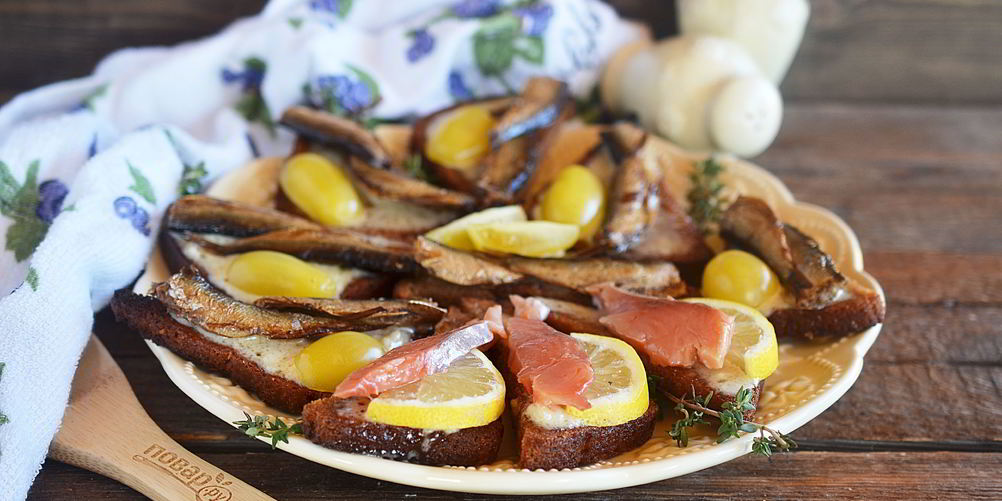 Рецепт бутерброды со шпротами и копченой семгой