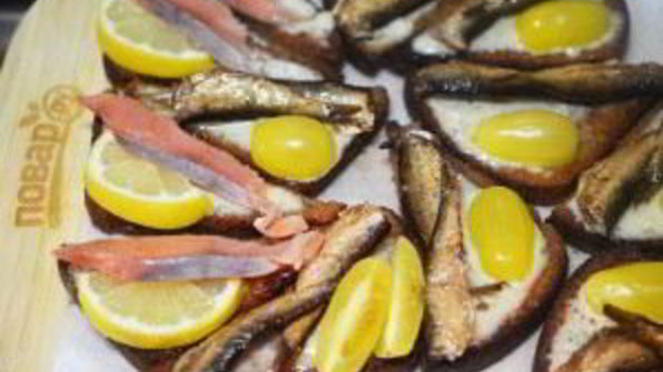 бутерброды со шпротами и копченой семгой