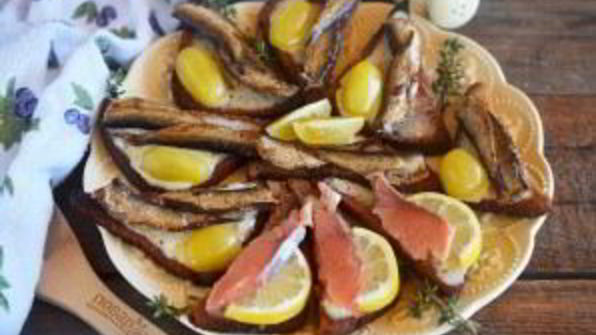 бутерброды со шпротами и копченой семгой