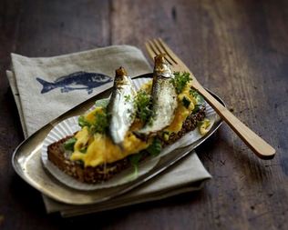 Бутерброды со шпротами и жареными яйцами