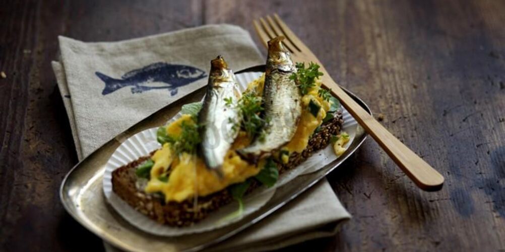 Рецепт бутерброды со шпротами и жареными яйцами