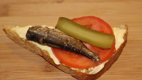 бутерброды со шпротами