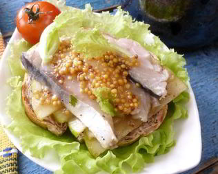 Бутерброды со скумбрией и яблоками