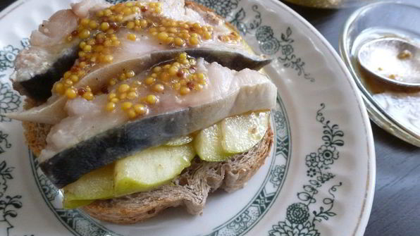 бутерброды со скумбрией и яблоками