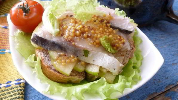 бутерброды со скумбрией и яблоками