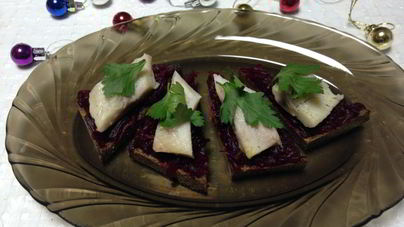 Бутерброды со свеклой и селедкой