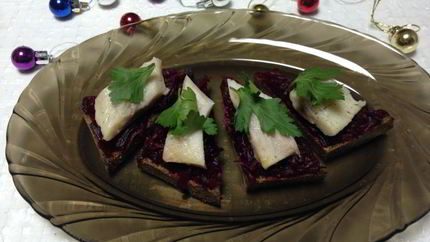 Бутерброды со свеклой и селедкой