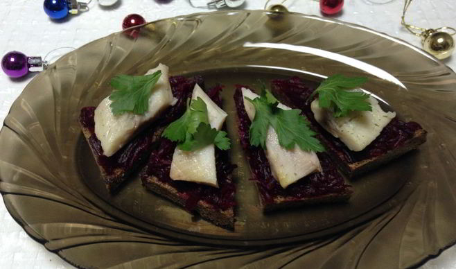 Бутерброды со свеклой и селедкой