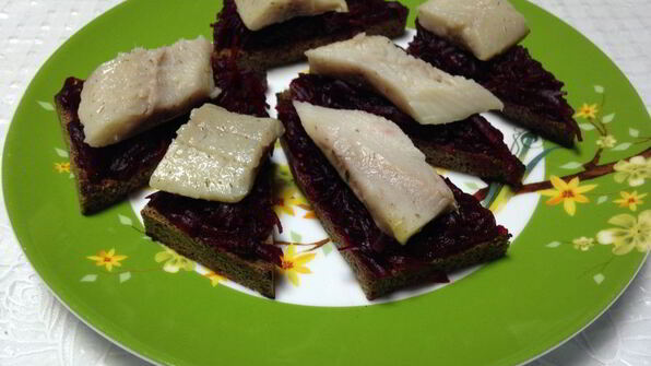 бутерброды со свеклой и селедкой