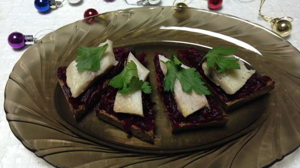 бутерброды со свеклой и селедкой