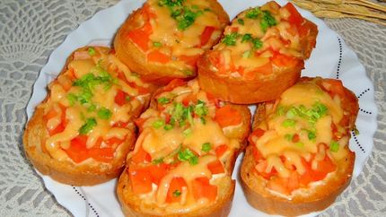 Бутерброды в духовке с помидорами