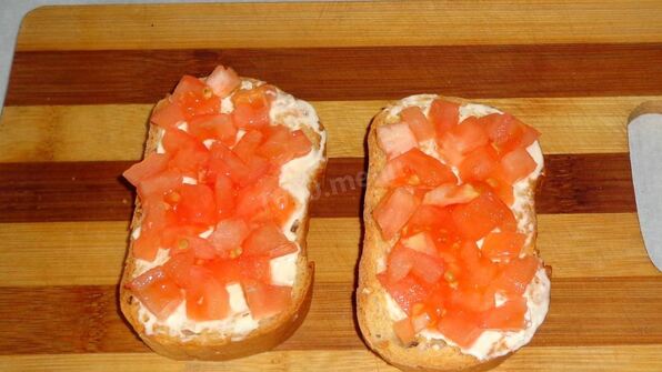 бутерброды в духовке с помидорами