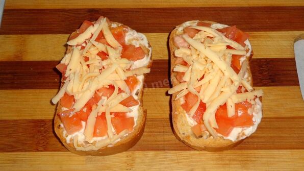 бутерброды в духовке с помидорами