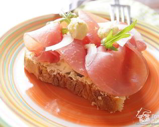 Датский бутерброд с лимонно-каперсовой намазкой