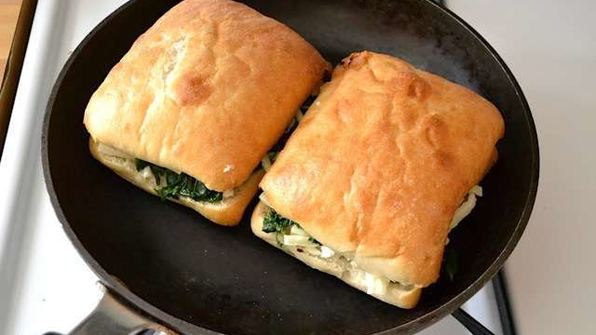 горячие бутерброды на сковороде