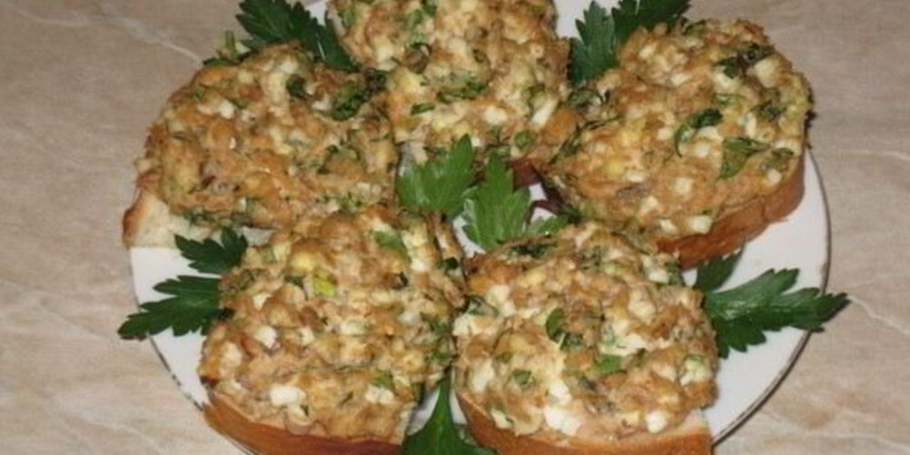 Рецепт горячие бутерброды с горбушей, яйцом и зеленью