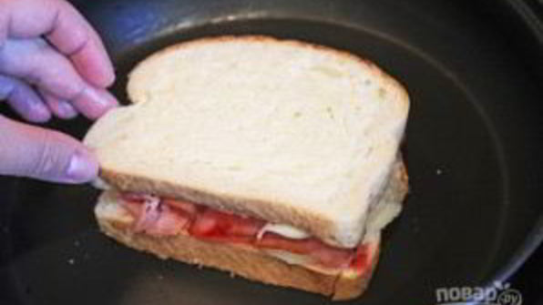 горячие бутерброды с колбасой и сыром