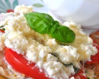 Горячие бутерброды с помидорами и рикоттой