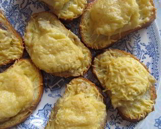 Горячие бутерброды с рыбным филе и сыром