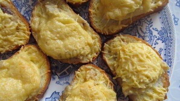 горячие бутерброды с рыбным филе и сыром