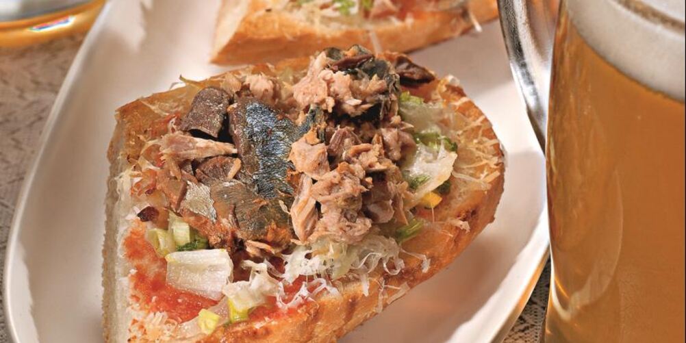 Рецепт горячие бутерброды с рыбными консервами