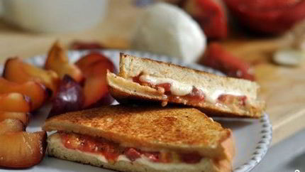 Горячие бутерброды с сыром и помидорами