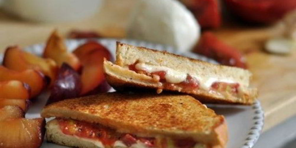 Рецепт горячие бутерброды с сыром и помидорами