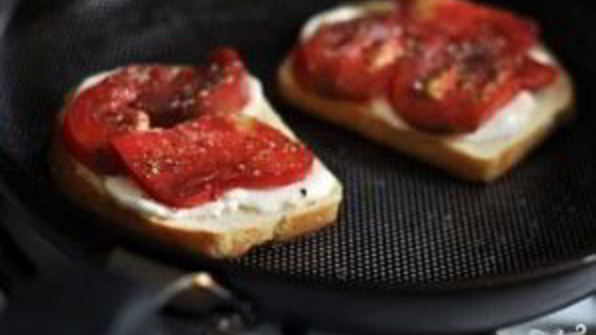 горячие бутерброды с сыром и помидорами