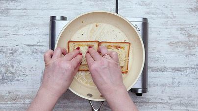 Горячие бутерброды с сыром на сковороде