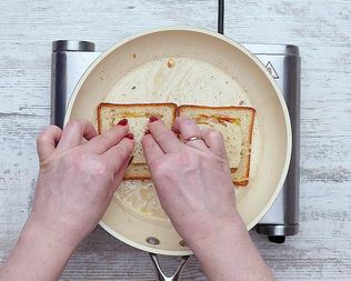 Горячие бутерброды с сыром на сковороде