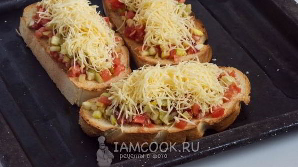 горячие бутерброды с вялеными помидорами и кабачком