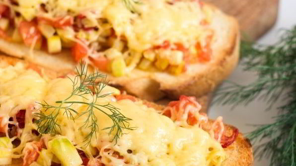 горячие бутерброды с вялеными помидорами и кабачком