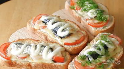 Горячие бутерброды со шпротами, помидорами и сыром