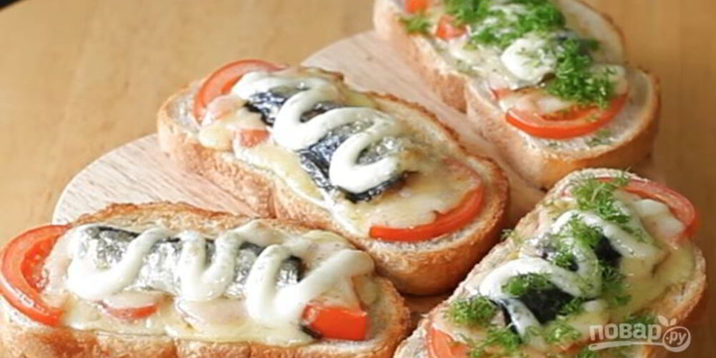 Рецепт горячие бутерброды со шпротами, помидорами и сыром