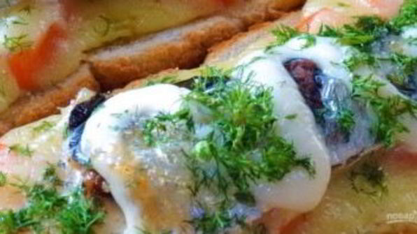 горячие бутерброды со шпротами, помидорами и сыром