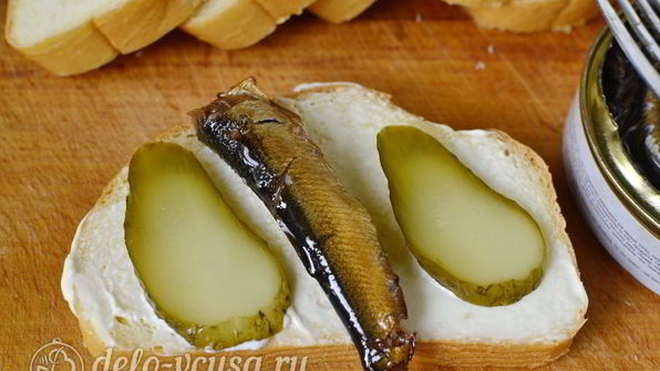 горячие бутерброды со шпротами