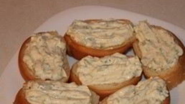 горячий бутерброд со шпротами