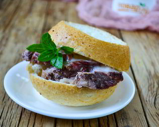 Горячий бутерброд со свининой