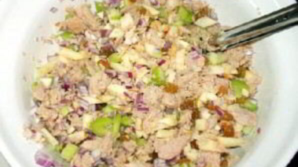 изысканный бутерброд с тунцом