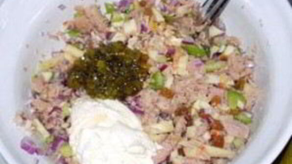 изысканный бутерброд с тунцом