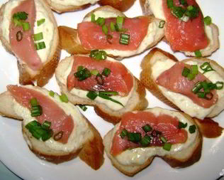 Маленькие бутерброды с красной рыбой