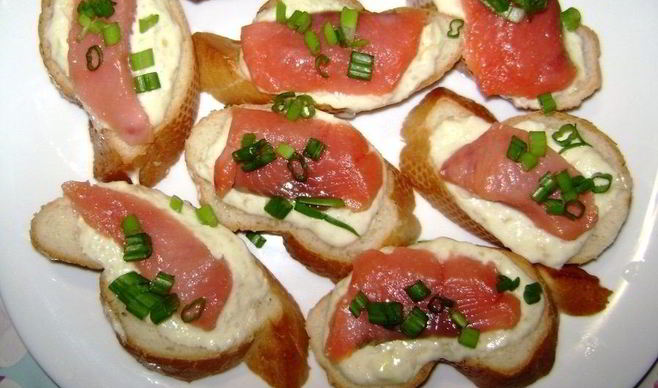Маленькие бутерброды с красной рыбой